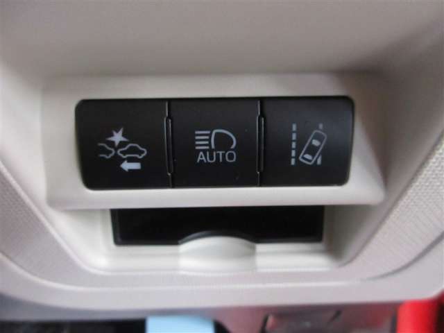 オートマチックハイビームとは、先行車や対向車のライトを認識し、ハイビームとロービームを自動で切り替える機能です。夜道の視界を確保します。詳細は販売店スタッフまでおたずねください。