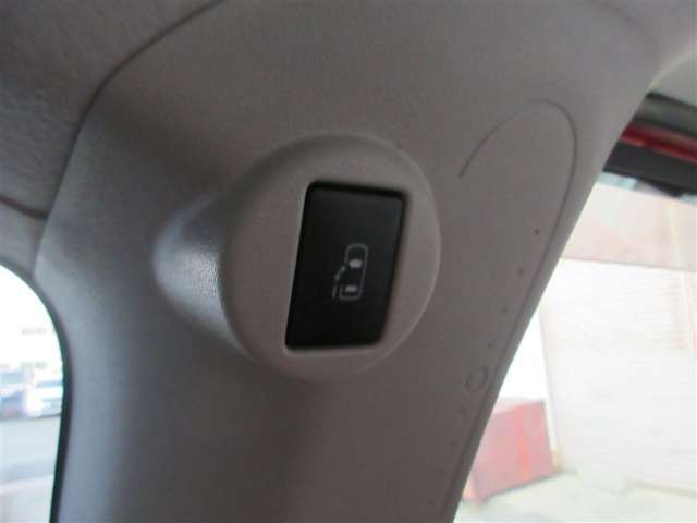 後部座席から助手席スライドドアの開閉ができます。