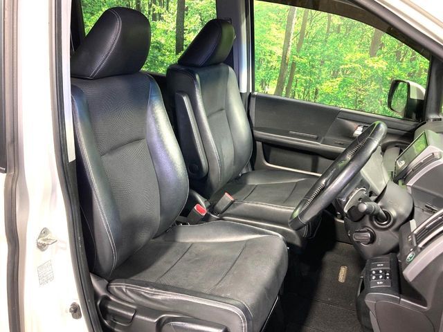 運転席シート廻りは使用感も少なく、良好な状態となっています。前オーナー様が丁寧に使っていたことがよくわかりますね。