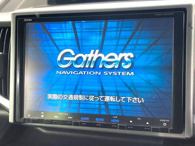 【純正ナビ】人気の純正ナビを装備しております。ナビの使いやすさはもちろん、オーディオ機能も充実！キャンプや旅行はもちろん、通勤や買い物など普段のドライブも楽しくなるはず♪