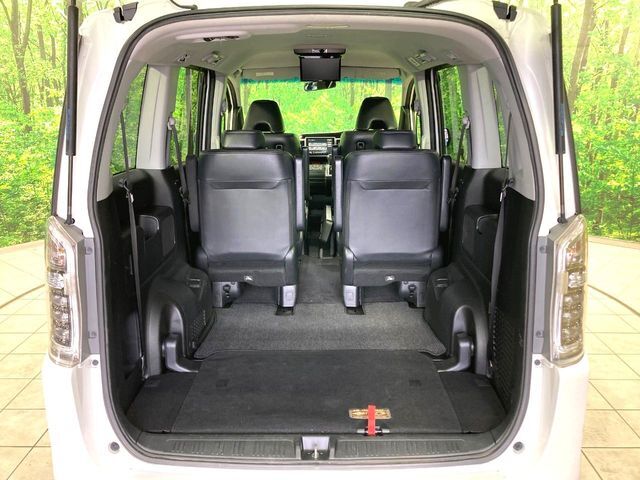 後席を格納すると、これだけの広さが！シーンに合わせたシートアレンジで、大きな荷物も積むことが出来ます♪