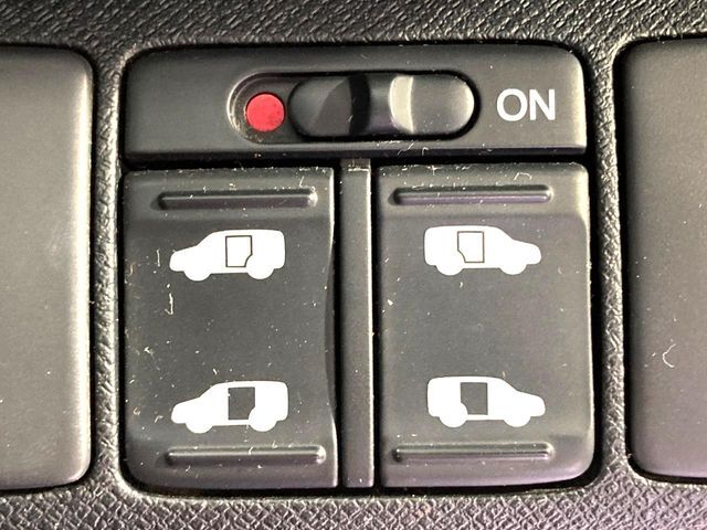 【両側パワースライドドア】スマートキーや運転席のスイッチで後席両側スライドドアの開閉が可能♪電動だから力を入れてドアを開ける必要が無く、小さなお子様でも簡単に開け閉めでき快適です♪