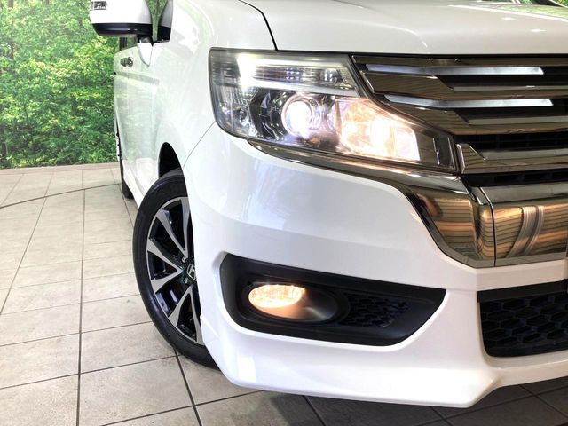 【HIDヘッドライト】非常に明るく前方を照らしてくれるので、悪天候や夜間の走行時も視界良好で安心してお乗りいただけます。