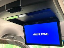 【フリップダウンモニター】家族や友人とお出かけする機会が多い方に大人気のフリップダウンモニター！大画面モニターで車内はエンタメ空間！退屈しがちな長距離ドライブも楽しい時間に変わります！