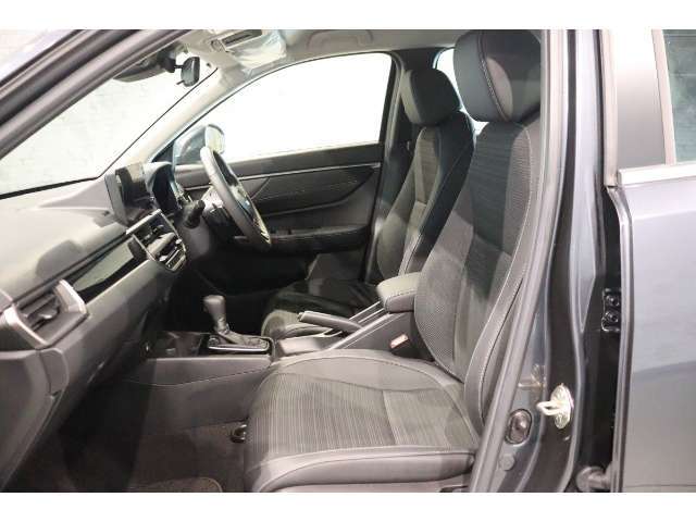 体格に合わせてシートの位置をきめ細かく調節できるので、いつでも最適な運転姿勢をキープ。操作も軽く、ラクラクです