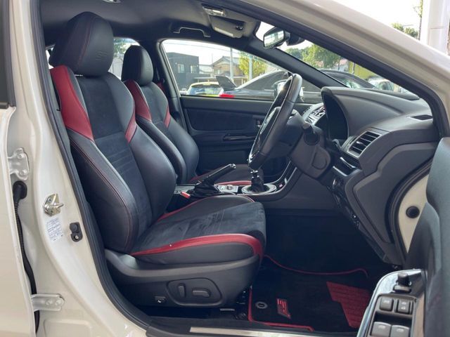 【ハーフレザーシート】高級感と座り心地を両立した人気のシート♪背面・座面のファブリック素材は、通気性の良さや滑りにくさに優れています。気温や服装に左右されず快適にお乗りいただけます。