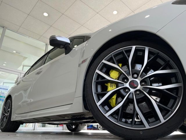 【純正19インチアルミホイール】外観にマッチした純正アルミホイールを装着しております。各種社外アルミホイールや、スタッドレスタイヤも取扱いしております。是非ご相談ください♪