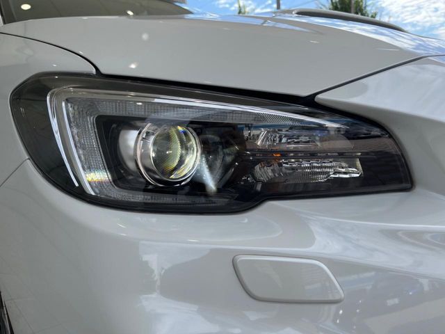 【LEDヘッドライト】悪天候や夜間走行時も良好な視界を確保し安心して運転できる高輝度LEDヘッドライトを装備！点灯速度が早く、消費電力も抑えられています。