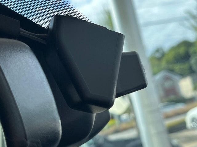 【ドライブレコーダー】安心・安全なカーライフに必須のドライブレコーダーを装備！走行中はもちろん、あおり運転や事故に遭遇した際の状況も映像で記録し、万一のリスクに備えます。