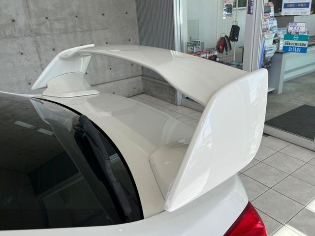 【大型リヤスポイラー】スポーツカーらしさがグッと引き立つ大型リヤスポイラーを装着♪高速走行時のスタビリティ（走行安定性）向上に役立ちます。