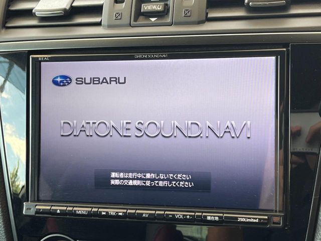 【純正ナビ】人気の純正ナビを装備しております。ナビの使いやすさはもちろん、オーディオ機能も充実！キャンプや旅行はもちろん、通勤や買い物など普段のドライブも楽しくなるはず♪