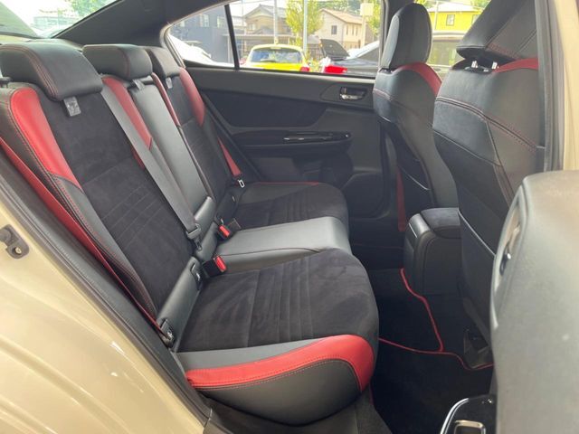 後部座席も気になるようなキズ・汚れやへたり等、大きなダメージはなく、良好な状態です。