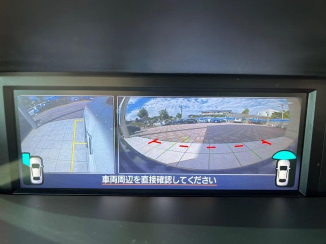 【フロント＆サイドカメラ】ドライバーから見にくい死角部分を映像で確認できる前方と左側面にカメラを装着。見通しがきかない場所や住宅密集地などを運転することが多い人におすすめの安心装備です。