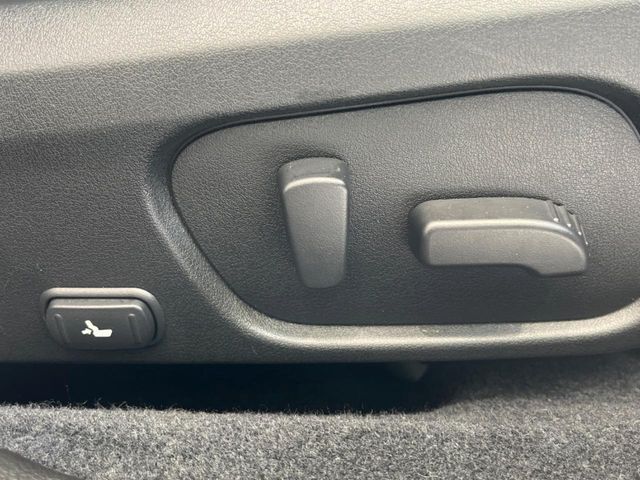 【パワーシート】スイッチ一つで簡単にシートの微調整が可能！電動だから力もいりません！快適なシートポジションにセットして、快適なドライブをお楽しみください。