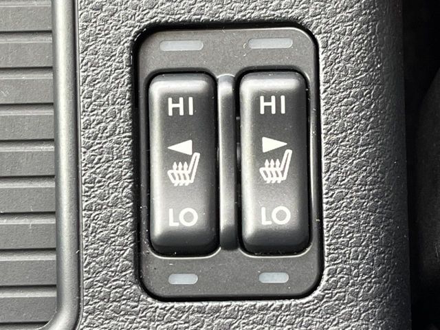 【シートヒーター】寒い日に重宝するシートヒーター！エアコンより早く温まってくれるので寒がりの人も安心ですね♪エアコンの温風は乾燥するから苦手、という方にもをおすすめです。