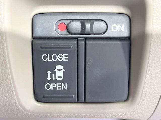 【パワースライドドア】スマートキーや運転席のスイッチでスライドドアの開閉が可能♪電動だから力を入れてドアを開ける必要が無く、小さいお子様でも、重い荷物を持っている時もラクに開け閉めできます♪