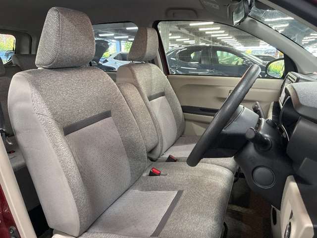運転席の画像です。充分なスペースがあり、ゆったりした状態で運転していただけます♪
