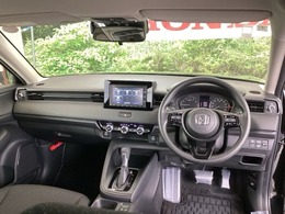 ご覧のように、視界が広く運転しやすいように設計されています。また、フルオートエアコンで快適です。