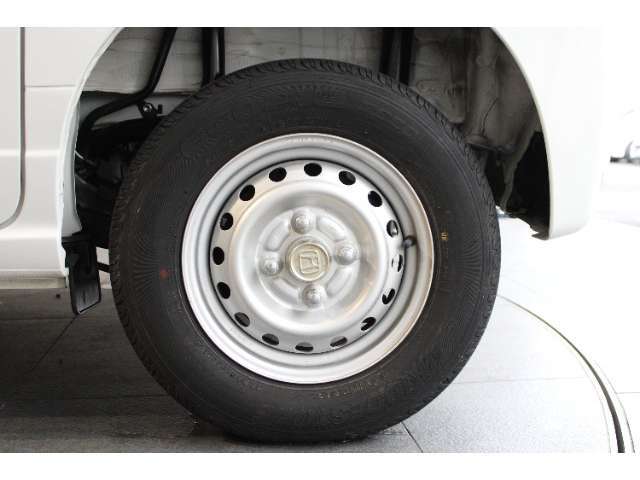 タイヤサイズは145/80R12を装備しております！！