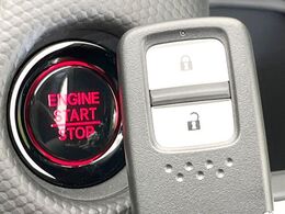 【Hondaスマートキー】カバンやポケットに入れたままでもドアの施錠・解錠が可能なスマートキーを装備。エンジンのオン・オフ時もカギを取り出す必要が無いからとっても便利です♪