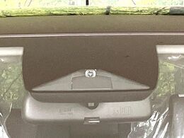 【ホンダセンシング】走行中に前方の車両等を認識し、衝突しそうな時は警報とブレーキで衝突回避と被害軽減をアシスト。より安全にドライブをお楽しみいただけます。