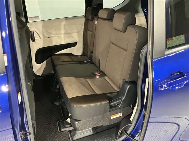 当社では展示前にハンドル、ドアノブ、シフトノブなど内装表面を強力除菌しております。二酸化塩素の協力な酸化分解作用を利用したシステムです。