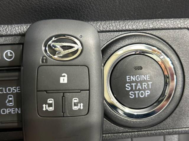 【キーフリーシステム】カバンやポケットに入れたままでもドアの施錠・解錠が可能なスマートキーを装備。エンジンのオン・オフ時もカギを取り出す必要が無いからとっても便利です♪