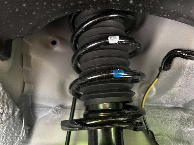 お車を安心してお乗りいただく為には、足回りの定期点検が欠かせません。サービスサポート（有償保証）では無料点検もご提供しており、安心のカーライフをお過ごしいただけるサポート体制が整っています。