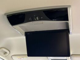 【フリップダウンモニター11.6インチ】大画面モニターで後席でもエンタメをお楽しみいただけます。小さなお子様にも大人気の装備です♪