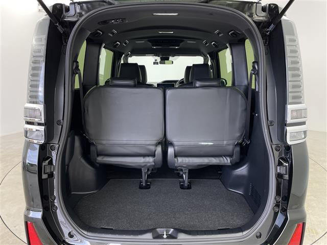 【トランク】積み込みやすくて、たっぷり積める荷室です。シートアレンジできるものは、乗車人数と荷物の量や大きさによってシートを動かすことができるので、より快適なドライブが可能です！