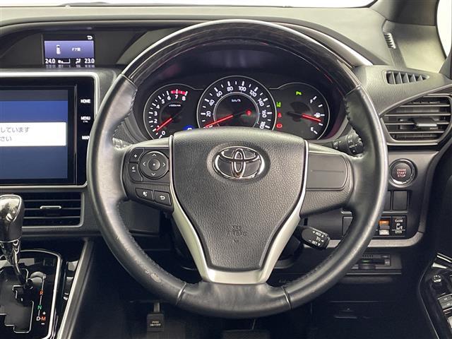 【ハンドル】軽い力で扱いやすいハンドルです。目立つ傷やスレなどなく綺麗な状態です！除菌プランいれていただくとさらに快適に！清潔なお車はお子様にも安心ですね！