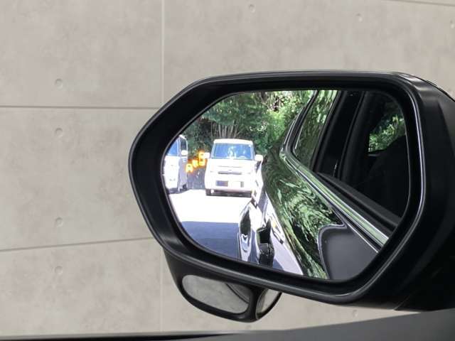 後方から車両が接近してくるとマークが光って報せてくれるので安心♪