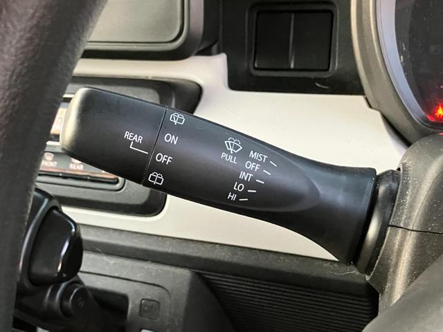 フロント＆リアワイパーを装備！フロントワイパーには少量の雨の際に役立つミスト機構と間欠機構付き！