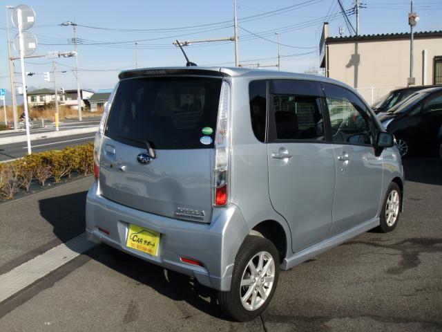 車内は弊社スタッフが丁寧に隅々までクリーニングを実施致しておりますので、とってもキレイで清潔です！タバコ臭やペット臭など気になる臭いも無く、小さいお子様も心地よく安心してお乗り頂けると思います！