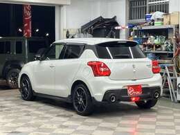 納車前には提携整備工場にて法定点検・整備を実施。支払総額表示で、車両本体価格以外にかかる費用もすべて明確にご提示しております。初めてのお客様でもご安心ください。