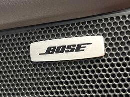 【BOSEサウンドシステム】メーカーオプションの高品位サウンドシステムを搭載。専用のチューニングが施された大小様々なスピーカーから良質なサウンドが奏でられ、臨場感あふれる音響空間を演出します。