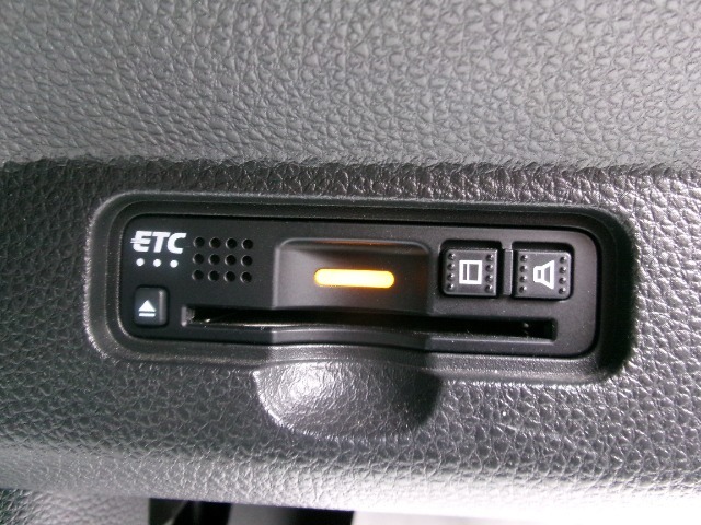 ナビゲーション連動ETC車載器です。料金所のETCレーンへの誘導やナビ画面での利用履歴・料金確認などが可能です。納車前にはセットアップ完了！カードを差し込むだけで、ごり利用いただけます。