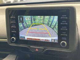 【バックカメラ】駐車時に後方がリアルタイム映像で確認できます。大型商業施設や立体駐車場での駐車時や、夜間のバック時に大活躍！運転スキルに関わらず、今や必須となった装備のひとつです！