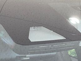 【トヨタセーフティセンス】走行中に前方の車両等を認識し、衝突しそうな時は警報とブレーキで衝突回避と被害軽減をアシスト。より安全にドライブをお楽しみいただけます。