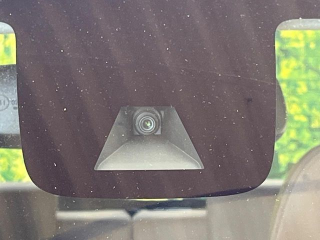 【インテリジェントエマージェンシーブレーキ】フロントカメラで前方の車両や歩行者を検知。衝突しそうな時は衝突被害軽減ブレーキが作動、衝突回避をサポート。より安全にドライブをお楽しみいただけます。