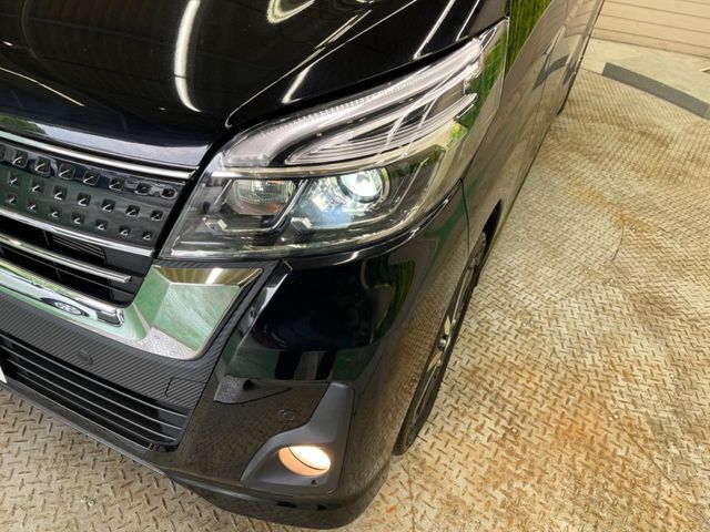 【LEDヘッドライト】悪天候や夜間走行時も良好な視界を確保し安心して運転できる高輝度LEDヘッドライトを装備！点灯速度が早く、消費電力も抑えられています。