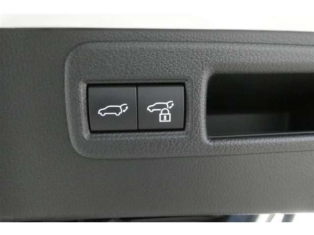 パワーバックドアは荷物の出し入れがしやすい優れもの！スイッチひとつで重たいバックドアが締まります！日用品の大量買い出しにも大活躍！