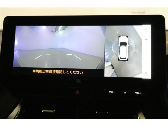 【パノラミックビューモニター】映像で、見づらい車両周辺の確認をアシスト。クルマを真上から見ているような映像を表示。 運転席から確認しにくい車両周囲の状況を把握。