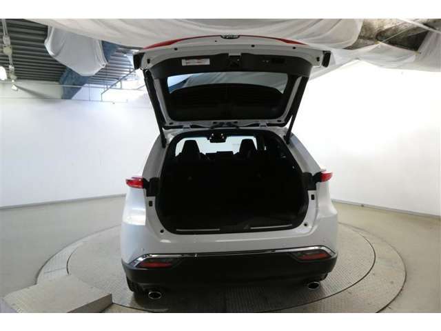 バックドアを上げた状態です。シートを倒せば荷室のスペースが広くなります！用途に合わせて快適な室内を！