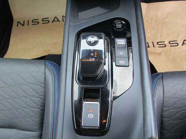 シフトレバー周りはコンパクトにわかりやすく設計されています。