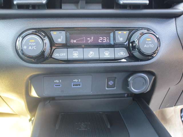 オートエアコン　前席シートヒーター搭載。ステアリングヒーターもついており、寒い季節にありがたい装備です。