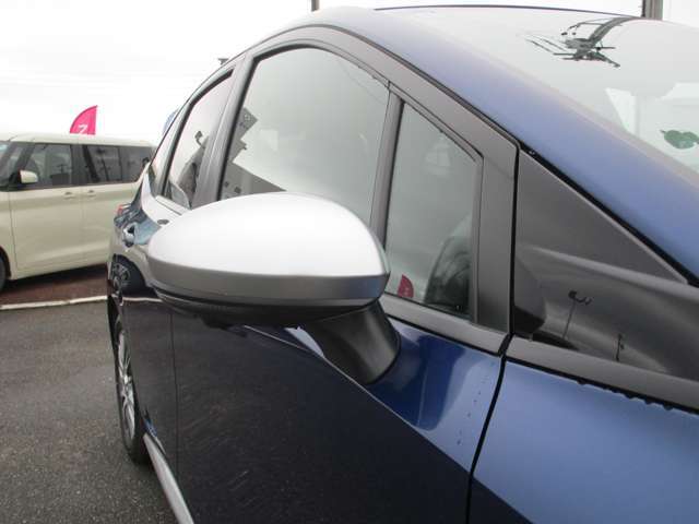 サイドターンランプ付き電動格納ドアミラーです。