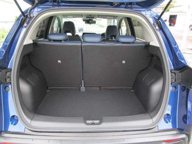 ラゲッジルーム　後席の折りたたみにより、より大きなラゲッジスペースを作り出せます。