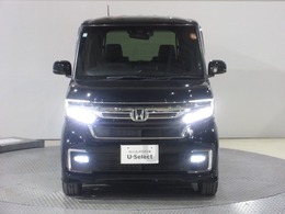 ハロゲンより明るく、より遠くまでさらなる安心感のあるLEDヘッドライトを採用。点灯忘れも防止できるオートライトコントロール機構付きです。