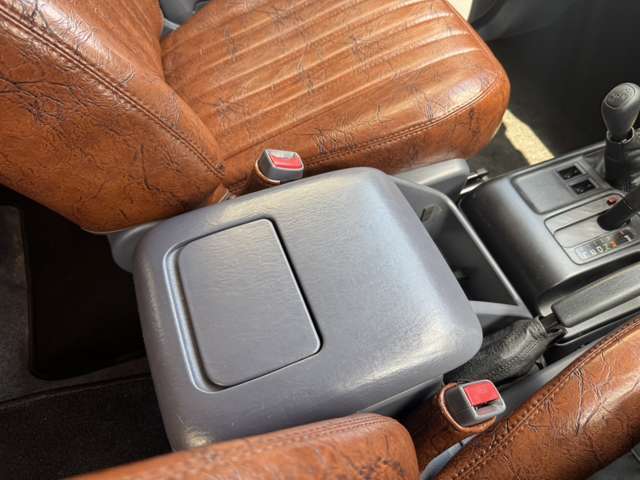 弊社では自社積載車輌があるため、万が一の事故や故障の際にもスピーディーに出動することが可能です。もしもの時があれば時間外でもご連絡ください！お洒落な自社レンタカーも常駐しております！